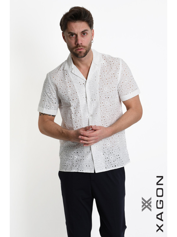 Camicia in cotone ricamato traforato a mezza manica con colletto bowling